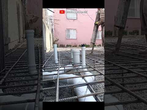 Tek katlı sıfır evin su tesisat boruları alt yapıya gömülüyor / workers / construction workers