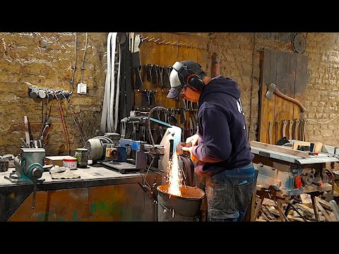 How a Man Transforms an Old Rusty Axe into an Amazing Bushcraft Tool