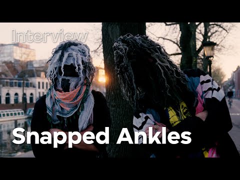 Boomknuffelaars Snapped Ankles dansen op de vulkaan