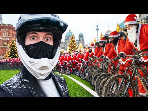 100 Santa Clauses take over Berlin!