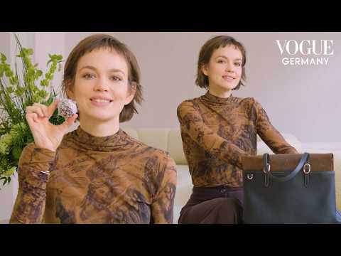 Emilia Schüle öffnet ihre Tasche – mit Guilty Pleasure und Reiseandenken | In the Bag | VOGUE