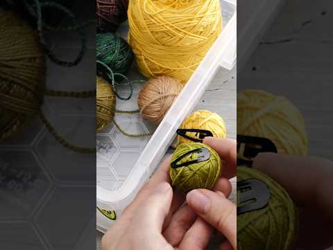 No more loose yarn tails 🤯 use a hair clip to secure your skeins!