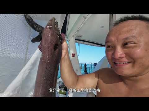 锚泊安达曼海的格拉丹岛，船底下围绕成群沙丁鱼，著名的落日海滩名不虚传