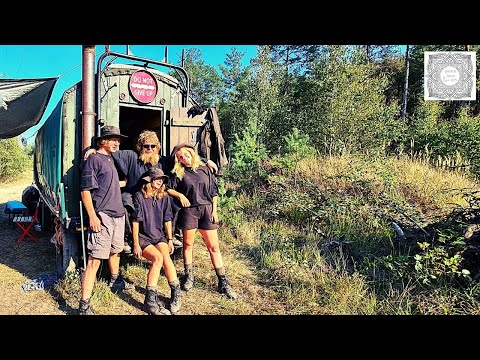 Unterwegs in Kutschen - eine Familie steigt aus