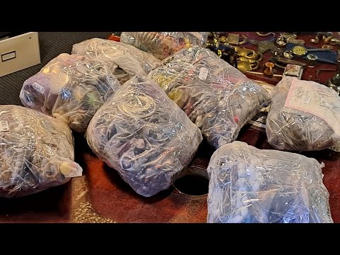 В поисках дорогих предметов купил 9,5 КГ винтажной неизвестности! #винтаж #коллекция #бижутерия