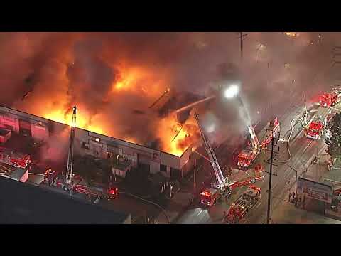 Massive fire erupts at commercial building in Huntington Park