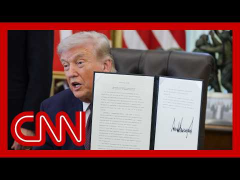 Trump signed an executive order in Oval Office