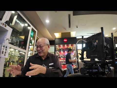 Mr Woo on a comprehensive conversation and tour of a Toyo 4x5 Tech. camera