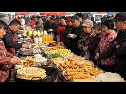 中國安徽滁州狗市大市集！人擠人的煙火氣息，那些消失的古早味在這裡都吃得到：老式油酥火燒、綠豆餅、牛雜湯、炸饊子、菜煎餅。沉浸式大口吃遍路邊攤