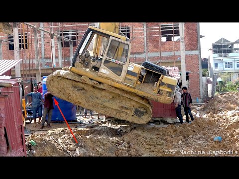 Unexpected New MIX Expert Operating Of CRANE Skillful Recovery Excavator Failed to Drive Up Hill