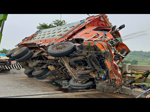 Emergency Accident Dumper Truck Repair on Middle of the Road || Broken Leaf Springs and Axle Repair