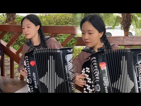 手风琴女孩去盘大爷，大爷竟质疑手风琴女孩不会拉手风琴，一曲过后大爷被彻底征服！【李楚然手风琴】