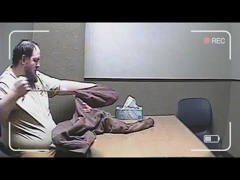 Tremendo tipo comete un error gigante en la sala de interrogatorios