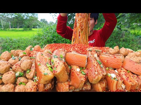 ก๋วยเตี๋ยวเรือหมูสามชั้นลูชิ้นแกล้มผักสดแซ่บคักอีหลีครับพี่น้องMUKBANG EATING SHOW#โก้อีสานพาแดก