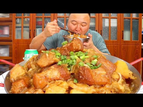 Ah Qiang bought more than ten kilograms of pork belly to make braised pork belly with sauerkraut!