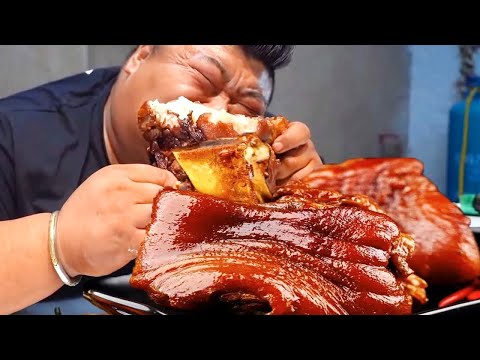 猴哥抱着虎皮肘子开啃！徒手撕开软烂脱骨，满满胶原蛋白粘嘴巴！一口下去香迷糊了！【胖猴仔】