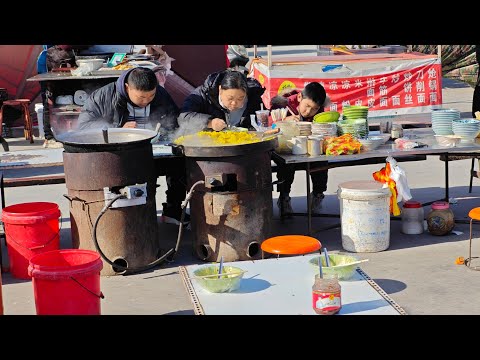 大雪紛飛零下5度，中國農村大集美食特色小吃擺滿街，平民老百姓為生活努力拼搏，不畏嚴寒不畏艱辛