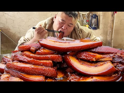 猴哥吃顿砂锅“把子肉”，10斤五花肉一锅出，来碗汤泡饭大口吃肉真过瘾！【胖猴仔】