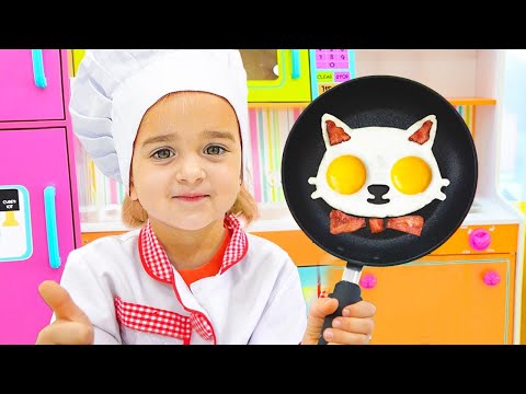 Alice and Deya pretend play Funny Cafe