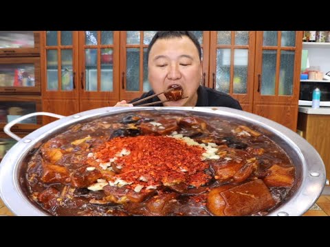 Ah Qiang made a pot of cured pork noodles. The pork belly mixed with the noodles was so delicious!