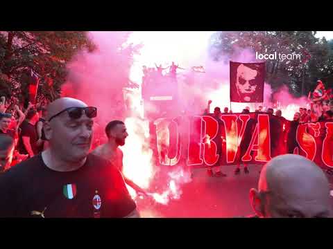 L'accoglienza della Curva Sud del Milan all'arrivo del pullman con i giocatori