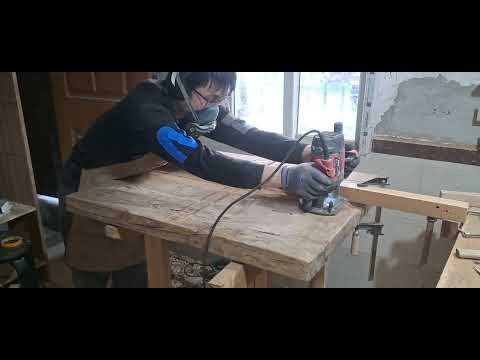 用一块上百年的木头做一张桌子。Making a table with a piece of old wood。