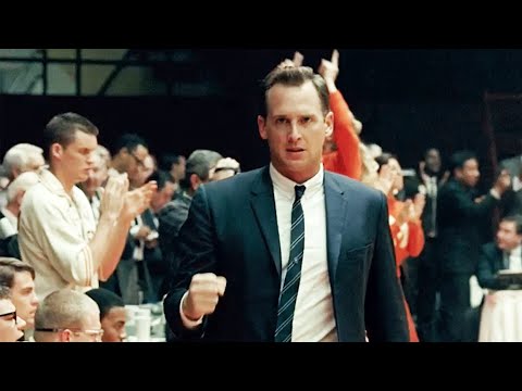 尊重不是坐着等来的，而是用自己的双手去赢得的！一个改变世界篮球格局的白人教练。24分钟看完2006年真实事件改编传记电影《光荣之路》