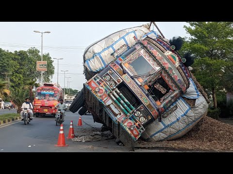 Truck Repaired due to Overloading in the Middle of the Road | Repair of Accident Truck in Pakistan