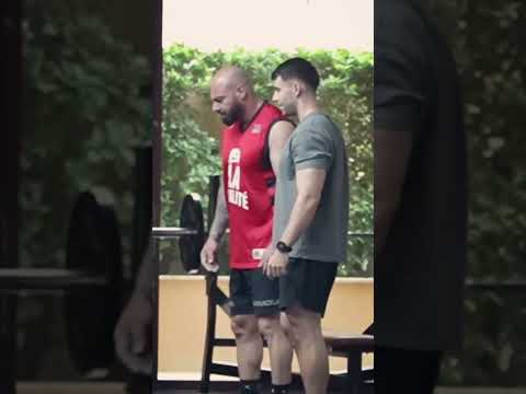 Poor man shocked when holding 32kg mop