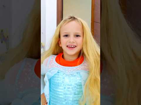 Niki está tirando sarro de Vlad brincando com máscaras mágicas