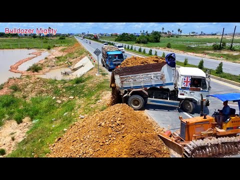 Wonderful Extreme Bulldozer KOMATSU D31P Push Soil & Stone, Dump Truck Unloading