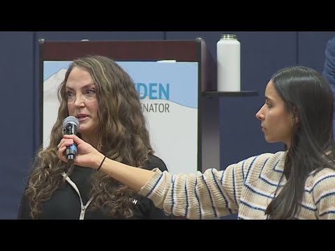 Wyden holds Newport town hall over helicopter removal