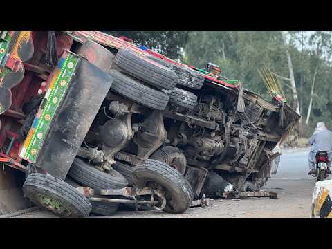 “Overloaded Truck Fell Sideways – Front Suspension Exploded Under Heavy Load!” 