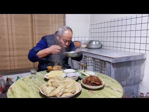 东北农村气温零下10度左右，土炉子从早烧到晚，看看大叔吃啥饭来暖身