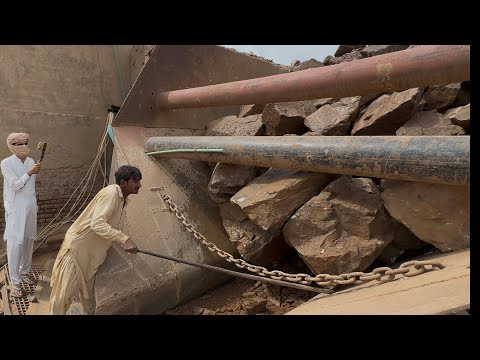 "Big Rock Crusher Machine: A Giant in Action"Big Rock Crushing: A Powerful Process"#stonecrusher