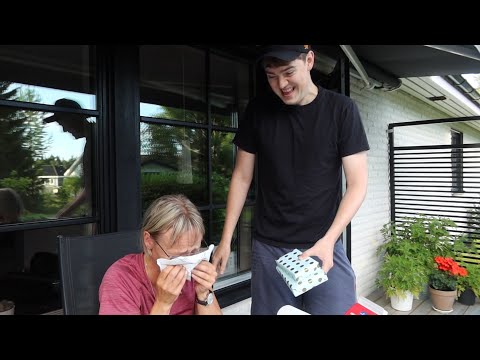 A Swedish mom's reaction to receiving the latest Samsung phone (sentimental)