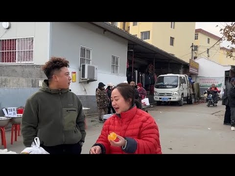 玲玲匀了一车货拉到凤翔去卖，刚到地方就被大客户全定了，老挝嫂子也来支持玲玲了，没想到还挺顺利#抖音新农人 #优质农产品 #生鲜水果