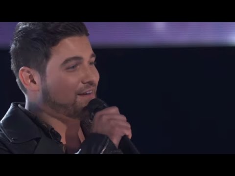 Kelly Clarkson and Ryan Gallagher indirectly flirting with each other for over 2 minutes