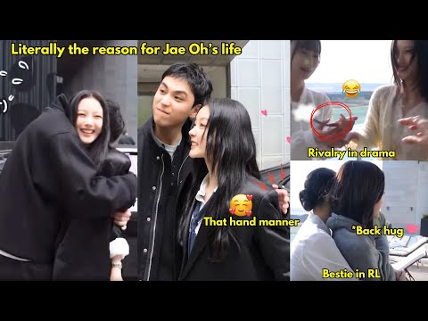 Dohoon, Yoojung, Youngdae are all like 5-year-olds who run over something interesting off screen😂