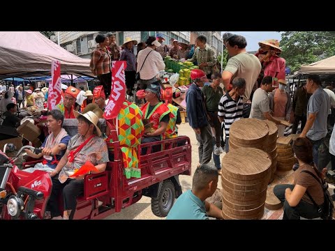 广西农村最隆重的传统节日之一:4月8农具节!也是一年一度的街圩大赶集,村民盛装参与,人头攒动场面火爆,集市大到逛不完,人多到前脚踩后脚,美食多到让人一直买买买。便宜好用的陆川铁锅,现磨现做的玉米煎饼。