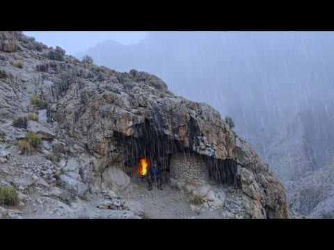  Caught in heavy rain and storm/building a survival shelter with a fireplace in extreme cold/ASMR