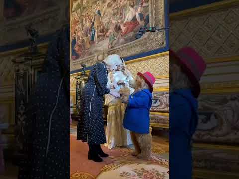 Queen Camilla meets Paddington Bear  #royalnews #queencamilla #paddington