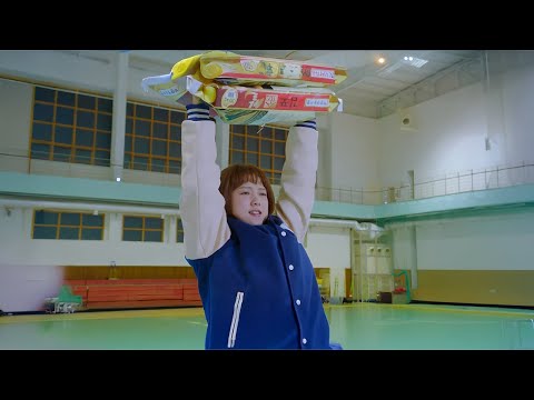 The girl is looked down upon by her friends for choosing a career as a weightlifting athlete.