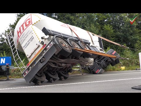 2024 09 09 - [LKW-Bergung] Silozug umgekippt auf B233 in Unna - LKW liegt quer in Mittelschutzplanke