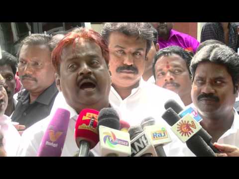 Vijayakanth spitting at reporters  -  செய்தியாளர்களை காரி துப்பிய விஜயகாந்த்!!!