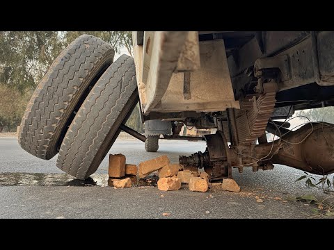 “Roadside Overload Disaster — Rear Axle Tube Failed, Wheels Disconnected!”