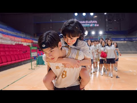 The clumsy schoolgirl is accidentally protected by the school’s heartthrob