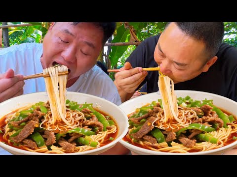 摘點辣椒，二弟做“青椒牛肉絲麵”，勁道爽滑大口嗦著吃過癮【鐵鍋視頻】