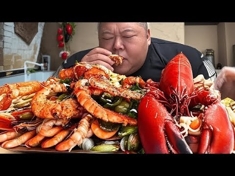 Brother Monkey got two king crabs and two big lobsters, and enjoyed the seafood as the staple food!