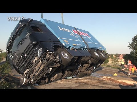 08-08-2022 - VN24 - Truck-trailer combination overturns on the A2 near Beckum/Germany
